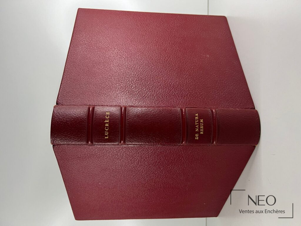 Couverture rouge en percaline avec dos à nerfs et titre doré Lucrece De natura Rerum