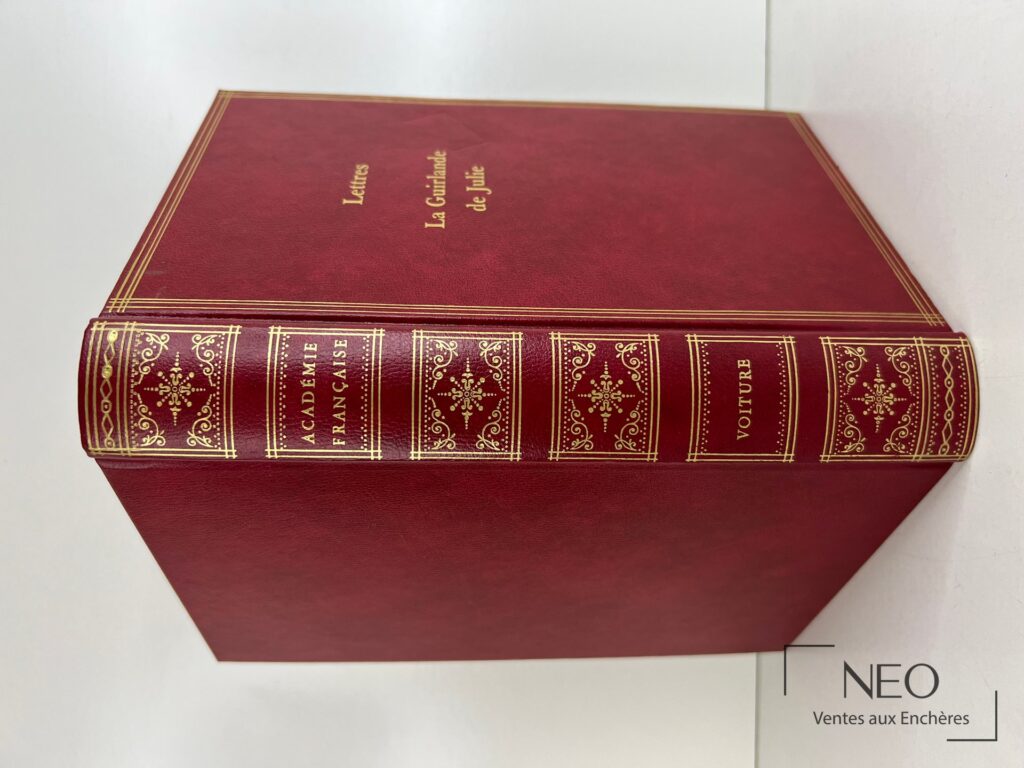 Livre relié rouge avec titre doré sur le plat et le dos