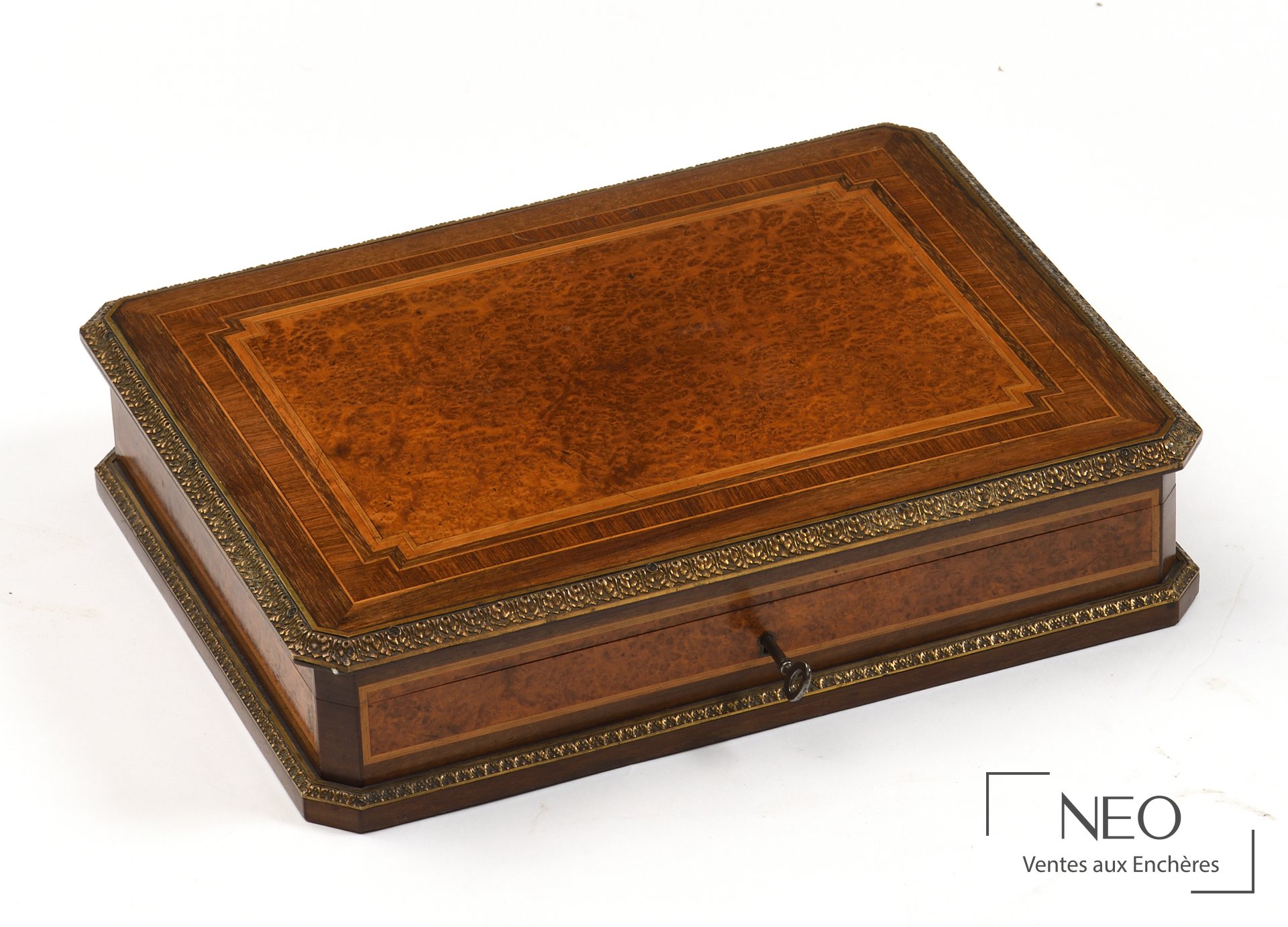 Coffret à jeux en bois de loupe et laiton doré