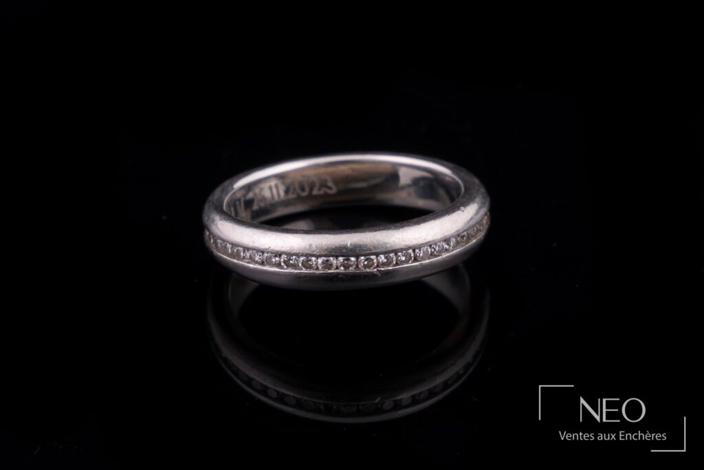 Bague en platine sertie de diamants sur fond noir