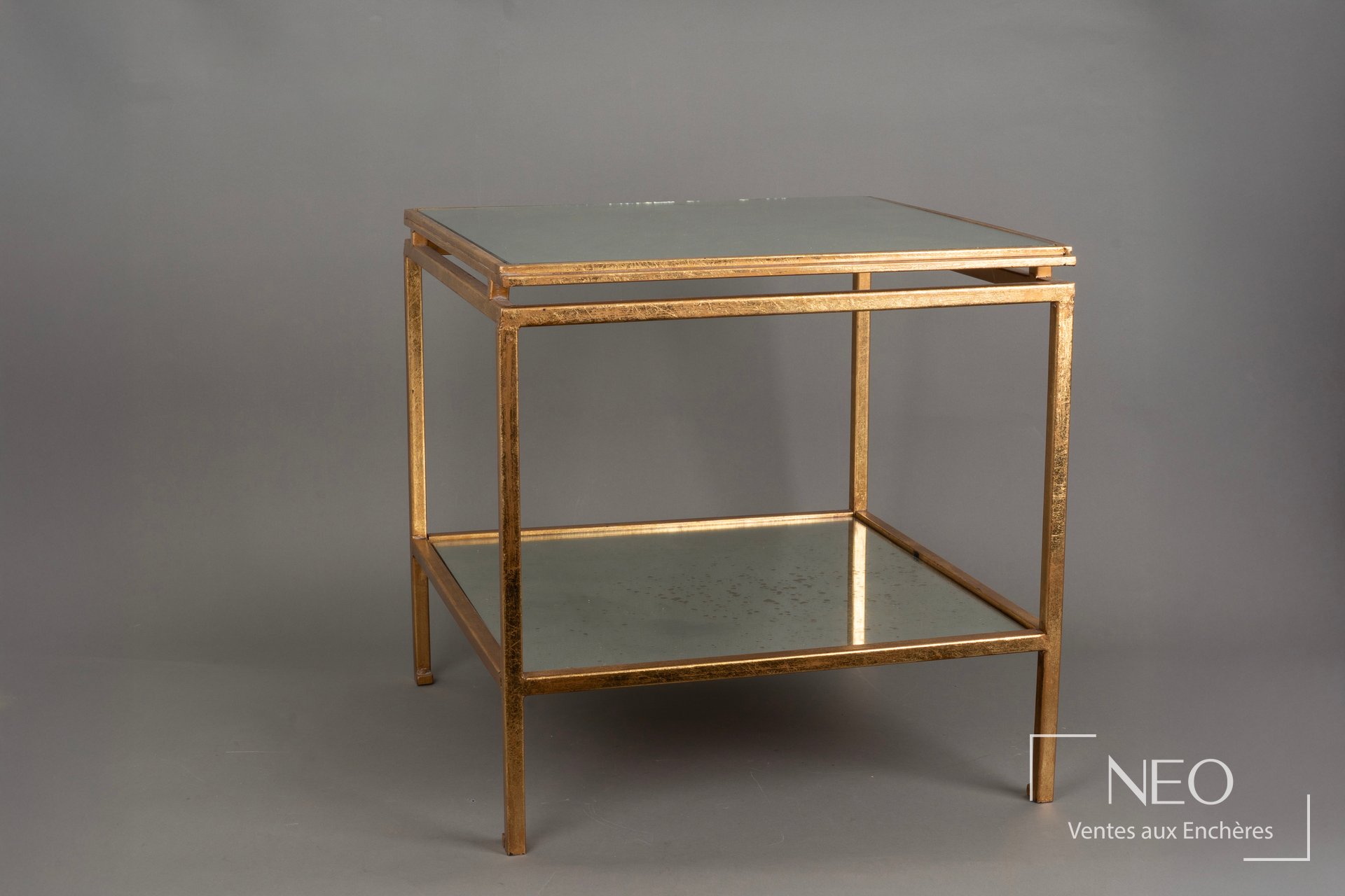 Table basse quadripodes en laiton doré avec plateaux en verre