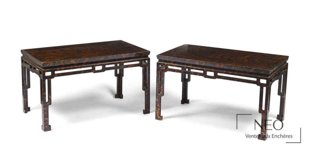 Paire de tables rectangulaires Maison JANSEN en bois laqué imitation écaille