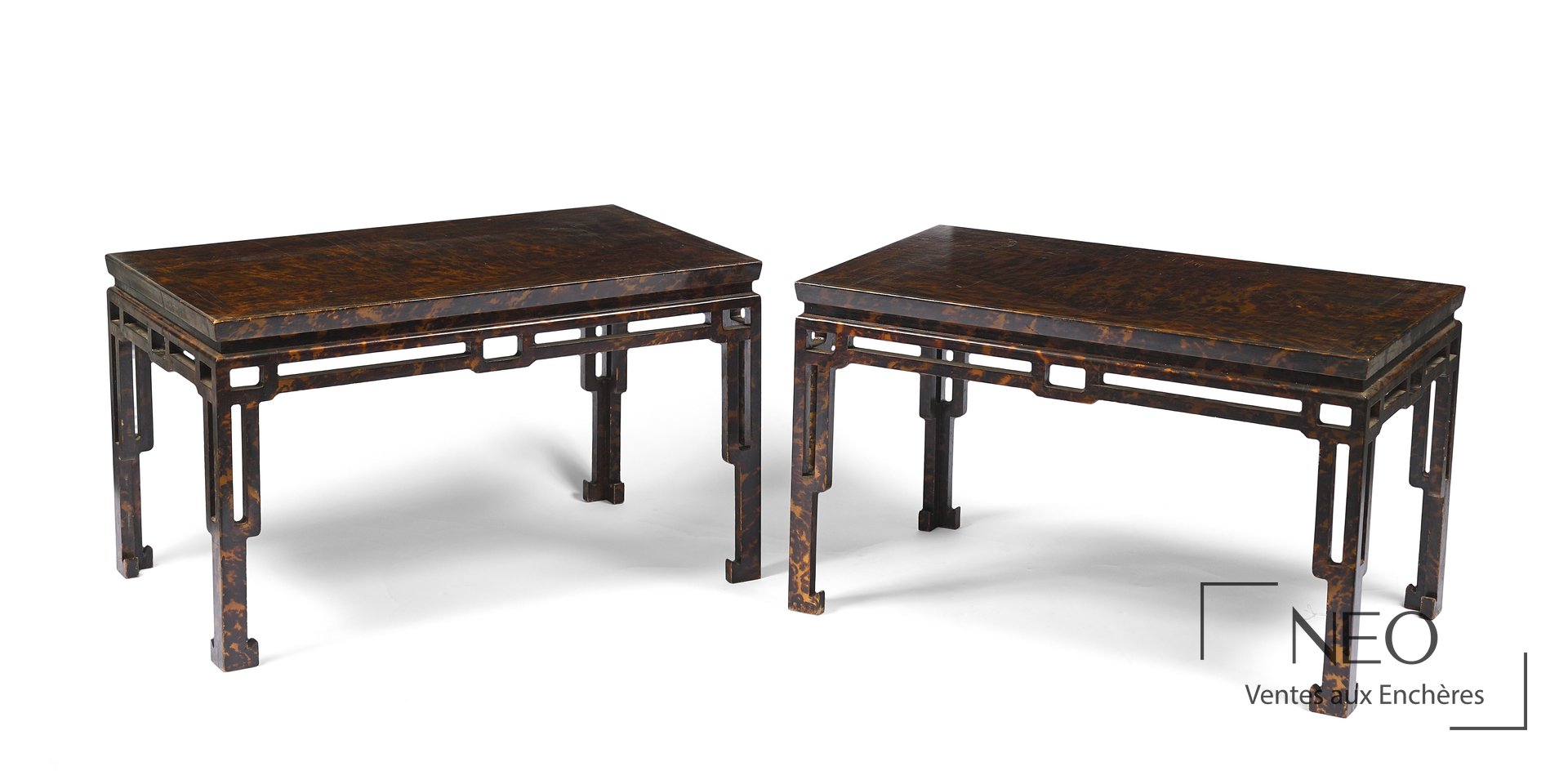 Paire de tables rectangulaires Maison JANSEN en bois laqué imitation écaille