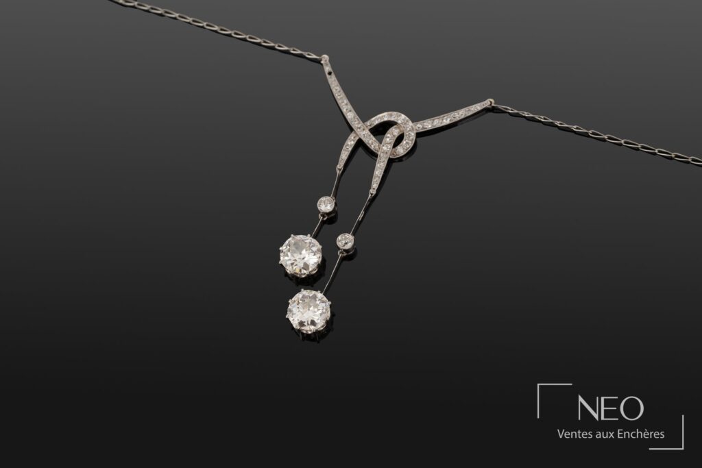 Collier négligé en platine avec deux diamants pendants dans son écrin