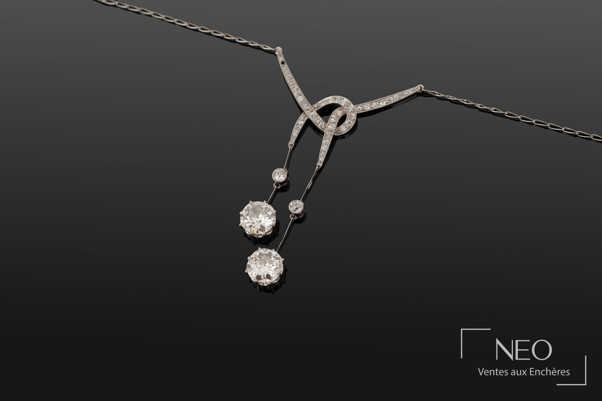 Collier négligé en platine avec deux diamants pendants dans son écrin