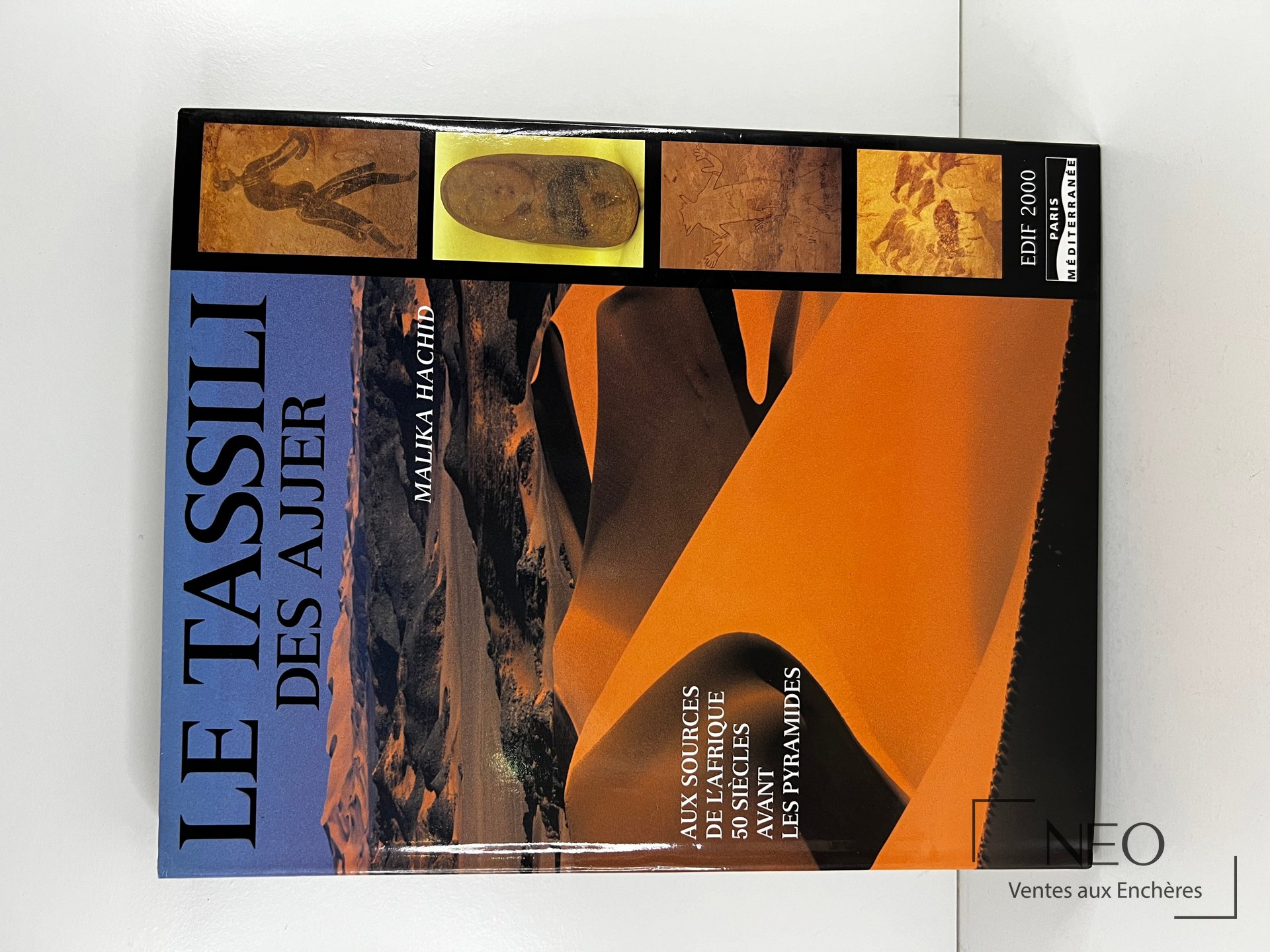Couverture du livre Le Tassili des Ajjer de Malika Hachid avec dunes orange et bandeau illustré