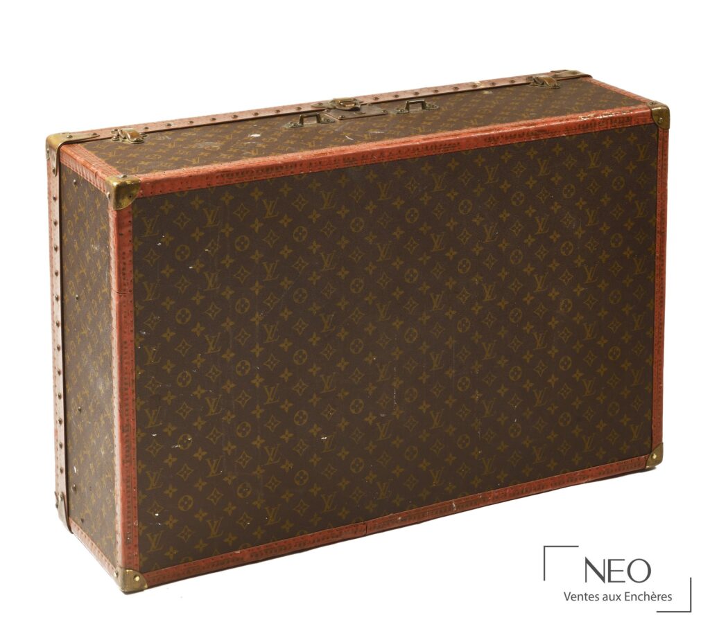 Malle de voyage Louis Vuitton en toile monogrammée vue de trois quarts
