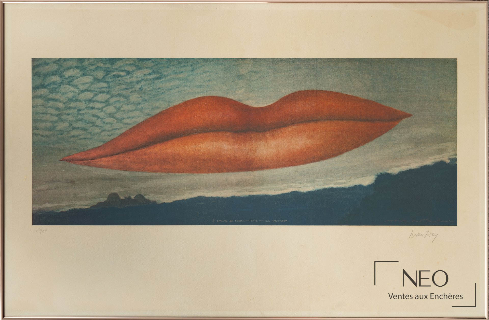 Photolithographie en couleurs de Man Ray montrant des lèvres flottantes sur fond de ciel