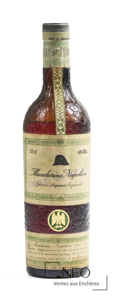 Bouteille Mandarine Napoléon vue de face avec étiquette principale et niveau visible