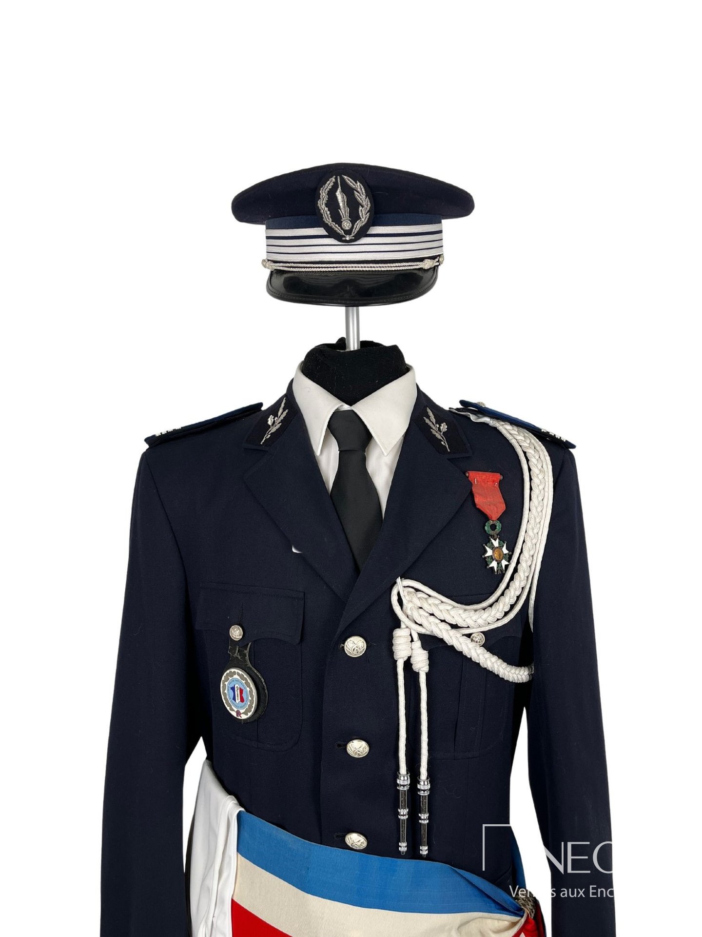 Mannequin habillé en commandant de la police nationale avec casquette