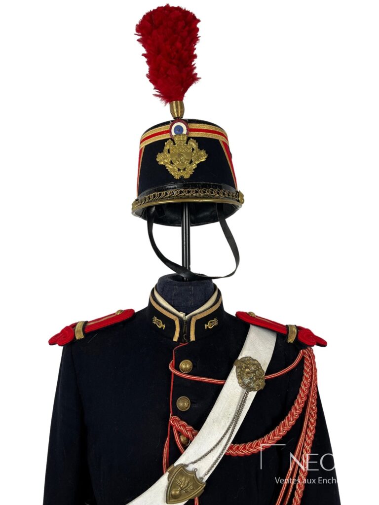 Shako à plumet rouge porté sur un mannequin en uniforme noir et rouge