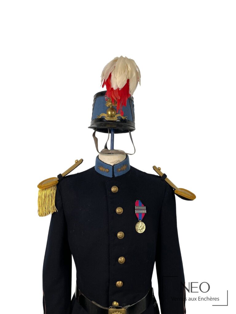 Mannequin d’élève officier Saint Cyr vu de face avec shako et tunique noire
