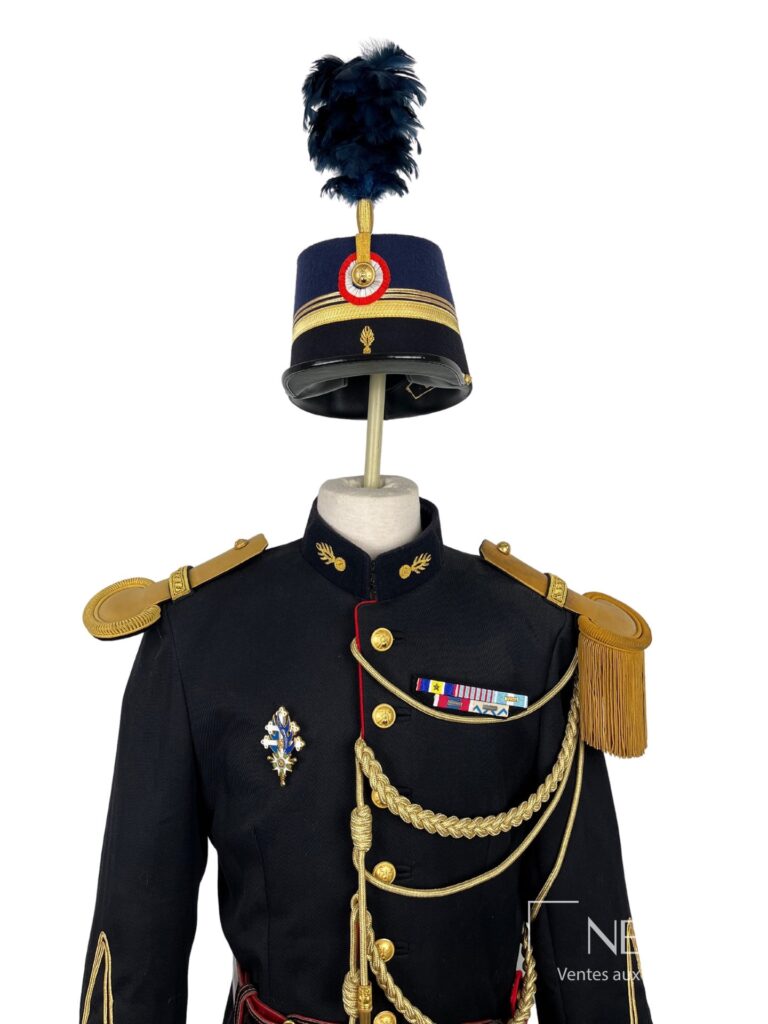 Mannequin d’élève officier en uniforme noir et coiffure à plumet bleu