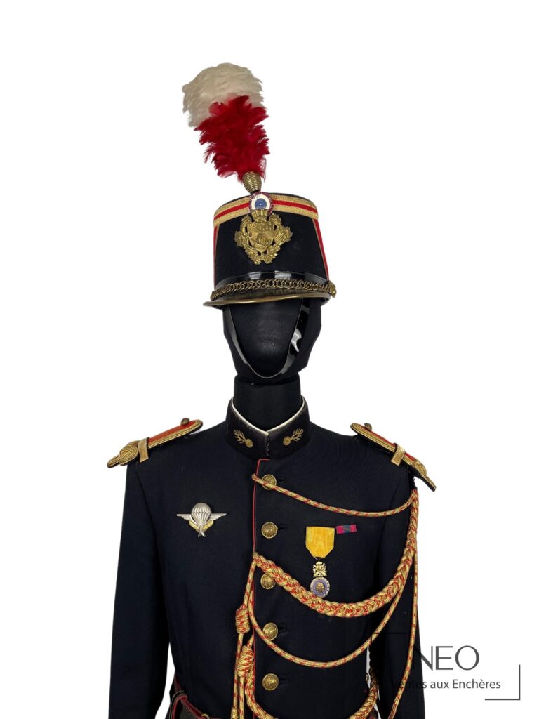 Mannequin de garde républicain avec shako à plumet blanc et rouge et tunique décorée
