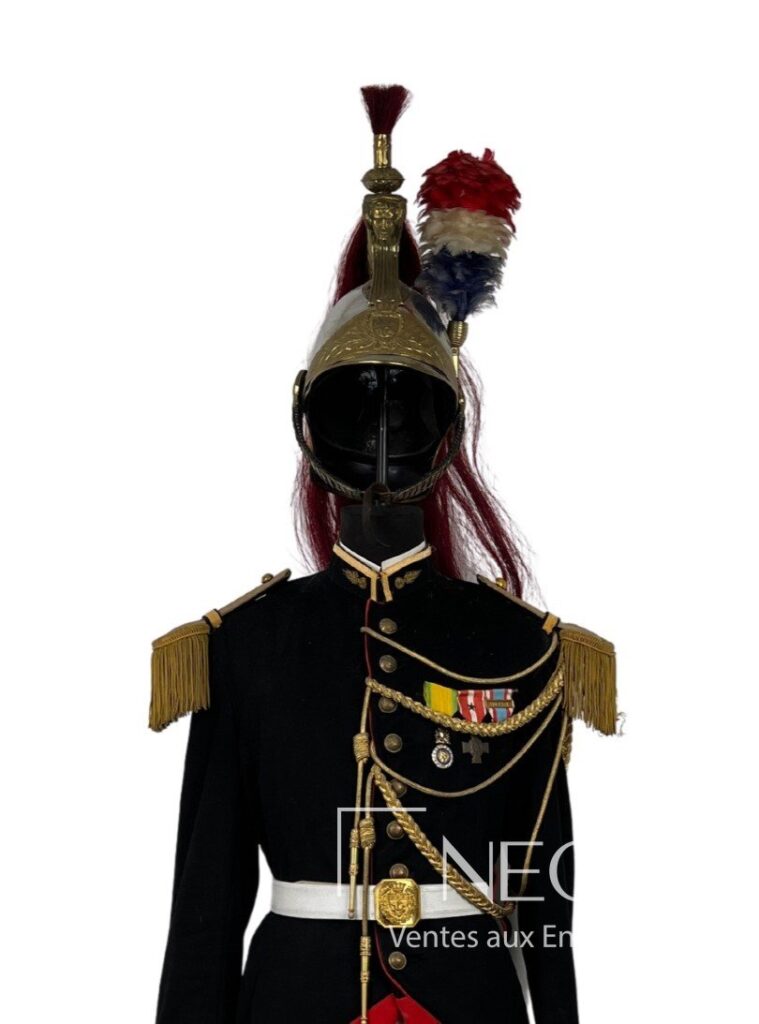 Mannequin de garde républicaine à cheval avec casque à crinière rouge et tunique noire décorée