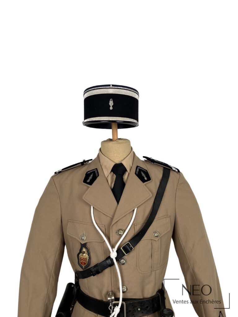 Mannequin de sous-officier de gendarmerie en tenue d’été