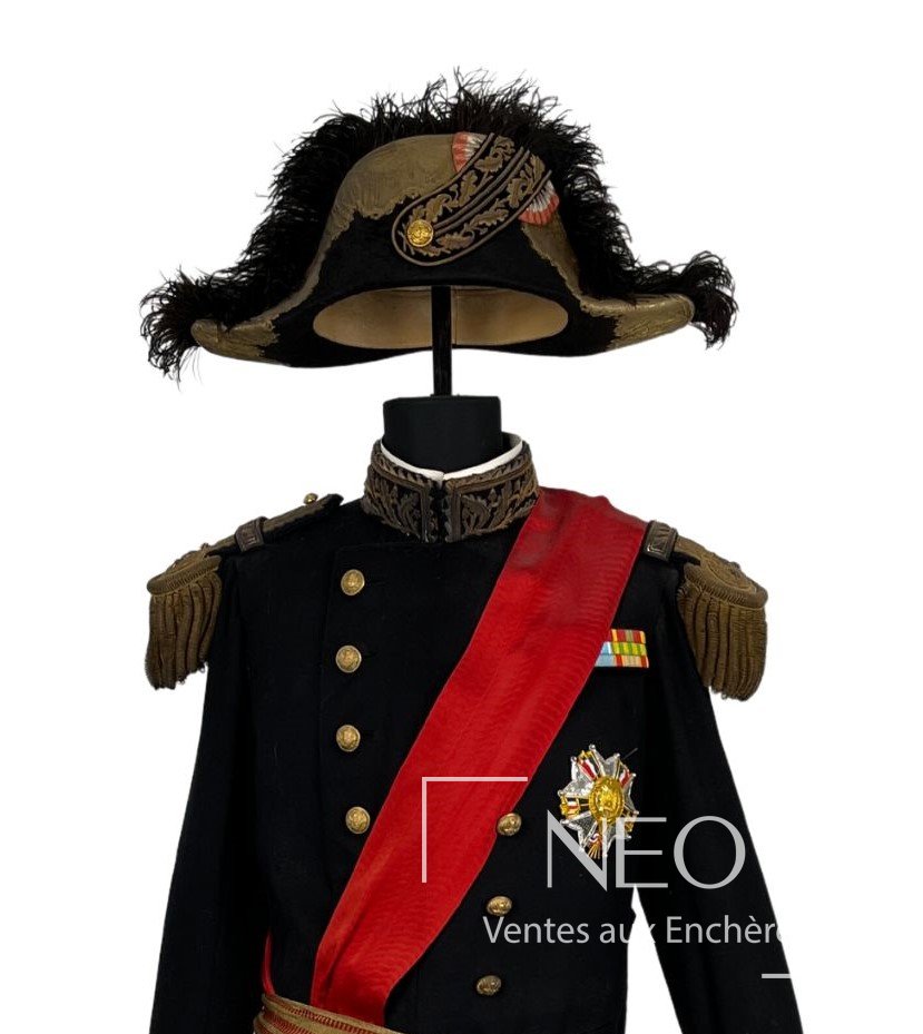 Mannequin d'officier général avec bicorne