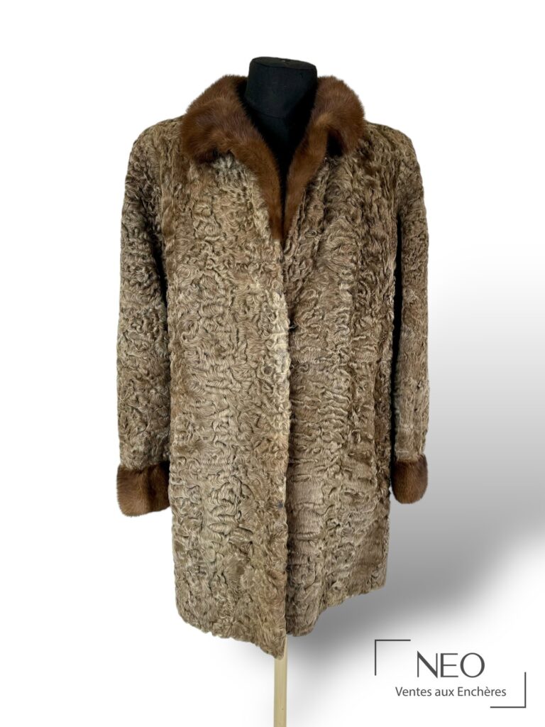 Manteau mi-long en astrakan argenté avec col en vison