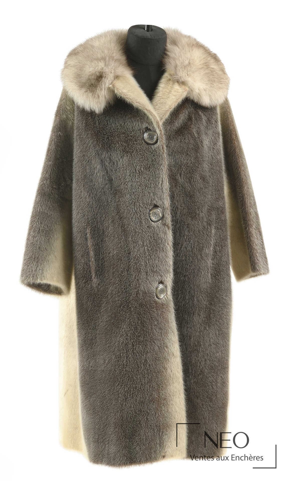 Long manteau en fourrure gris brun avec grand col clair et fermeture à boutons