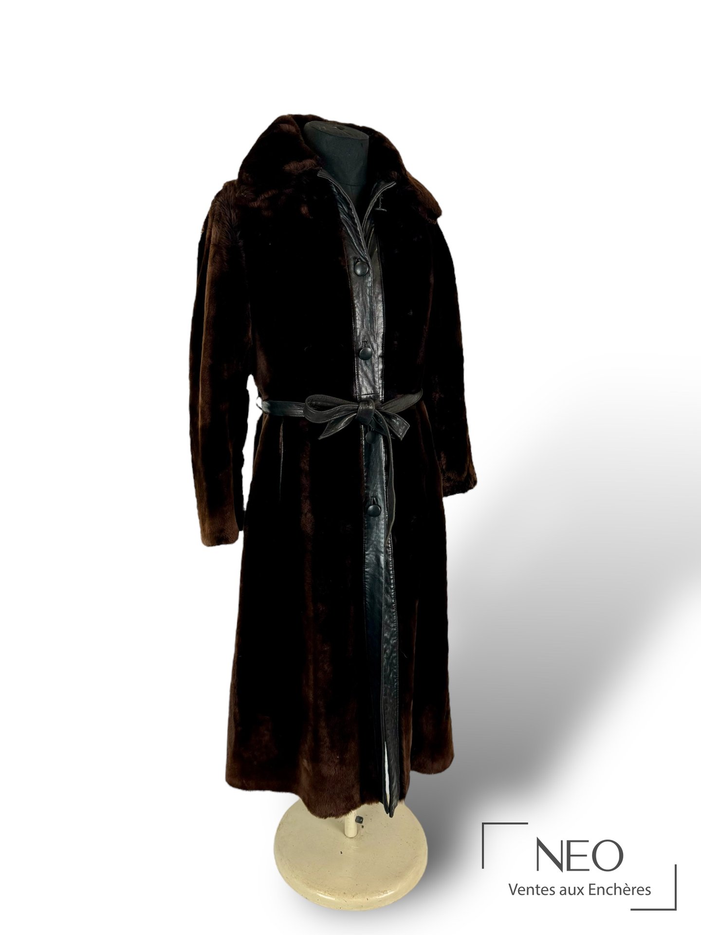 Long manteau en fourrure mouton dorée vu de face sur mannequin