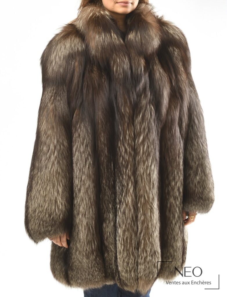Manteau en renard argenté porté de face