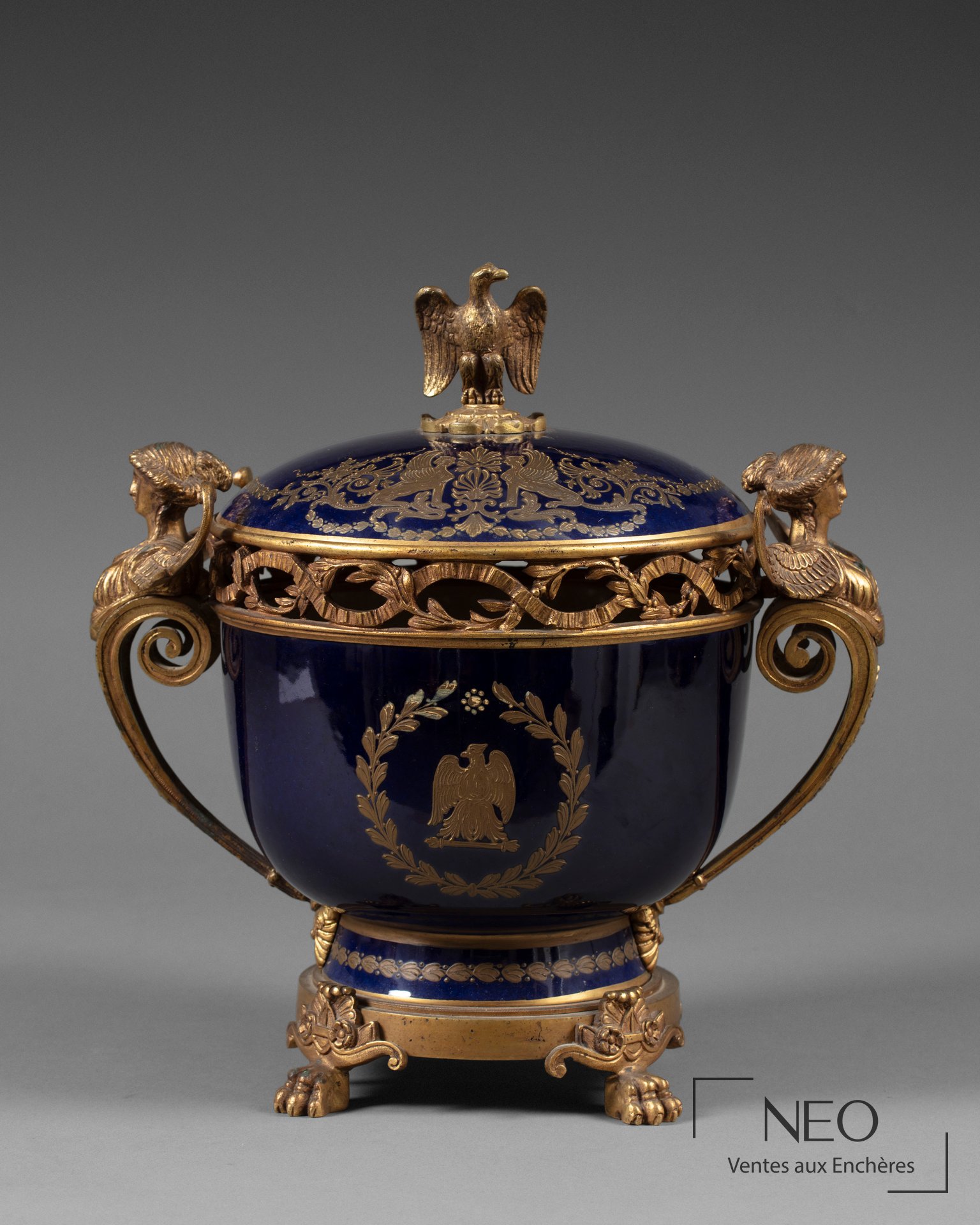 Brûle-parfum en porcelaine bleue et bronze doré