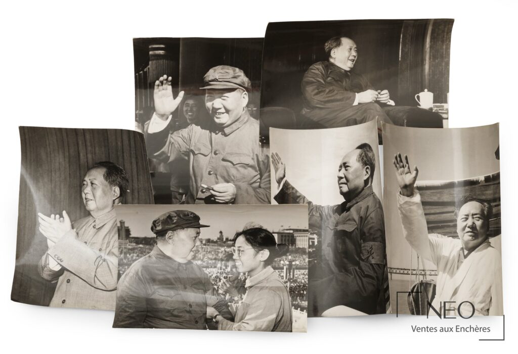 Sept tirages photographiques en noir et blanc montrant Mao Zedong dans différentes poses
