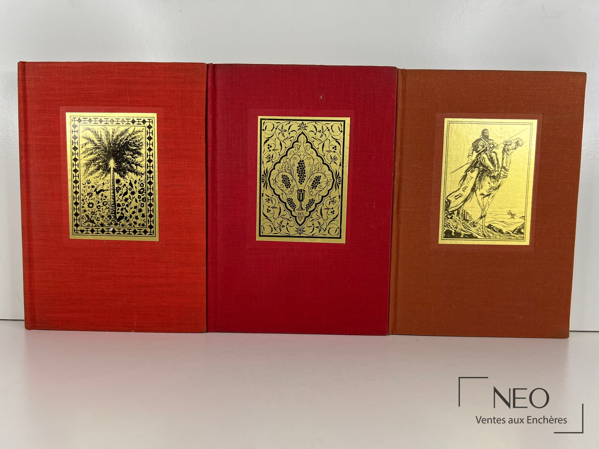 Trois ouvrages reliés rouge et brun