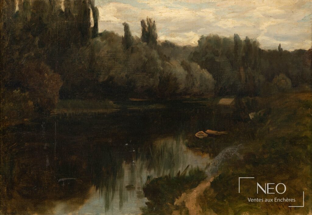 Paysage forestier sombre au bord d’un plan d’eau