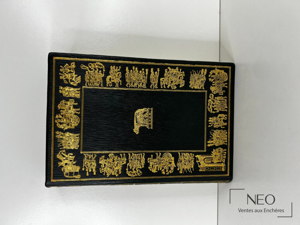 Livre relié noir à décors dorés sur la couverture