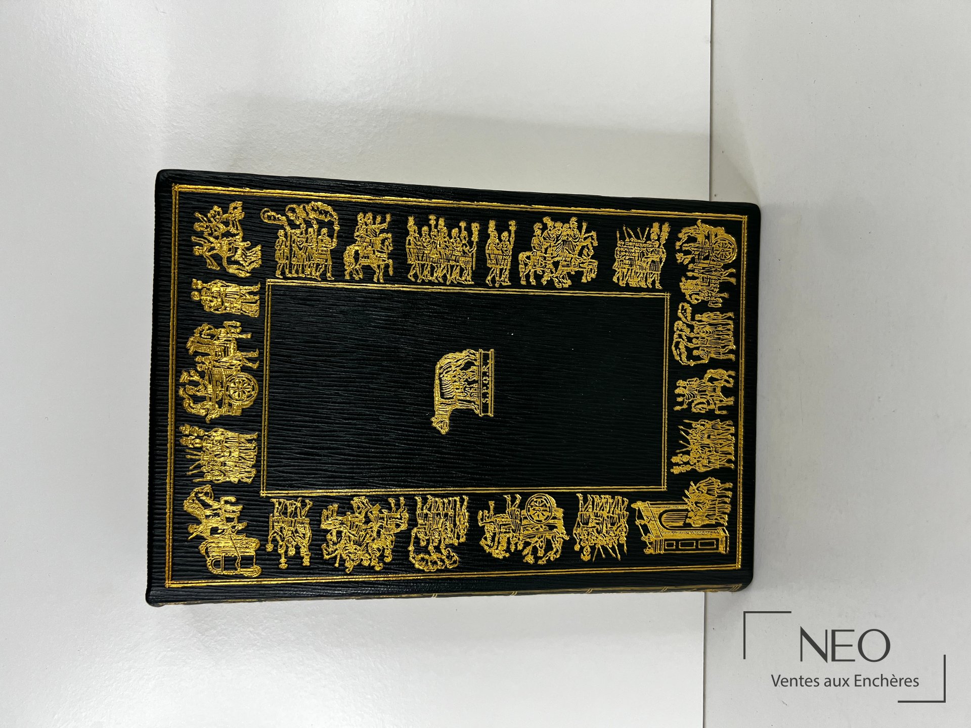 Livre relié noir à décors dorés sur la couverture