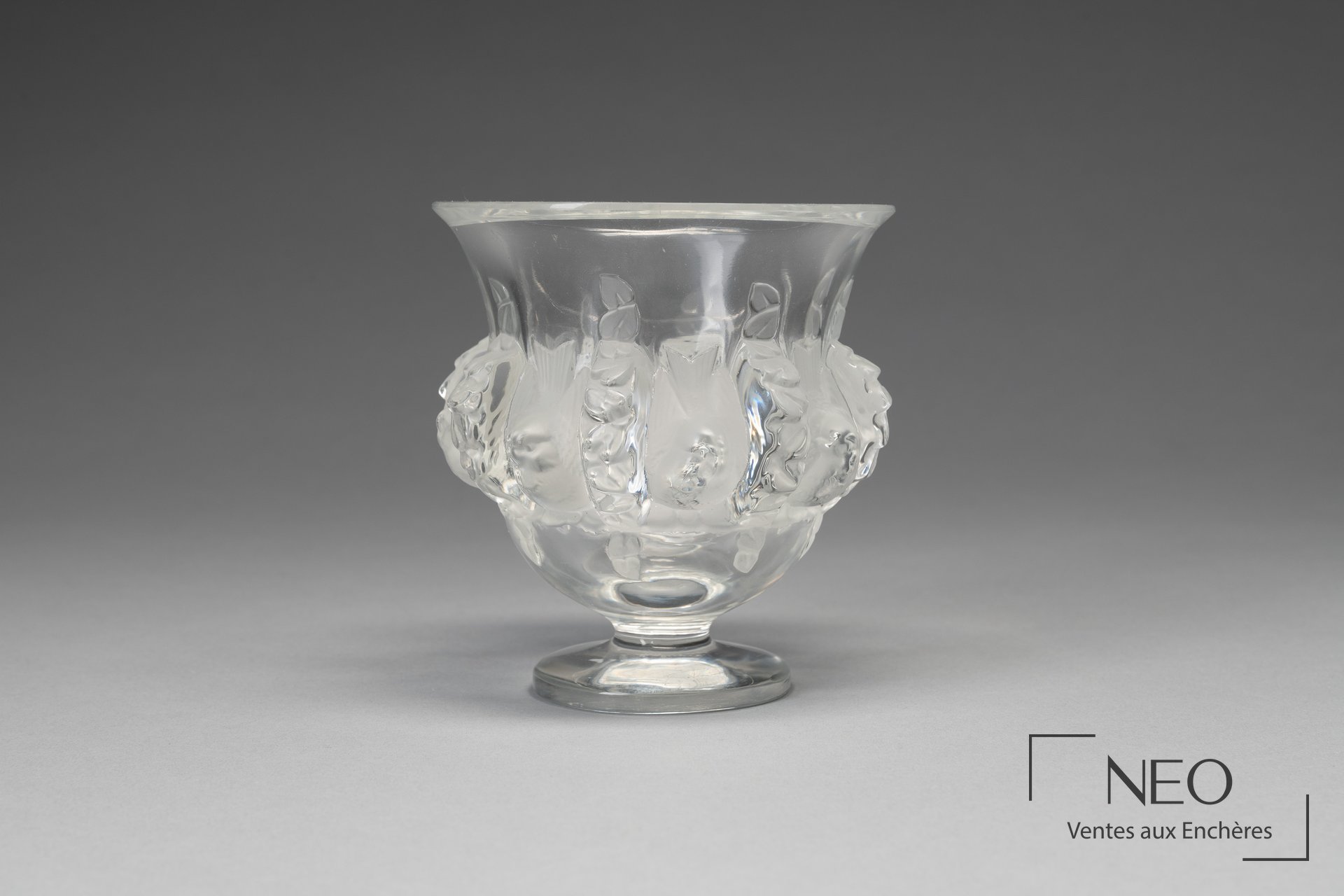 Vase Médicis en cristal incolore à décor en relief