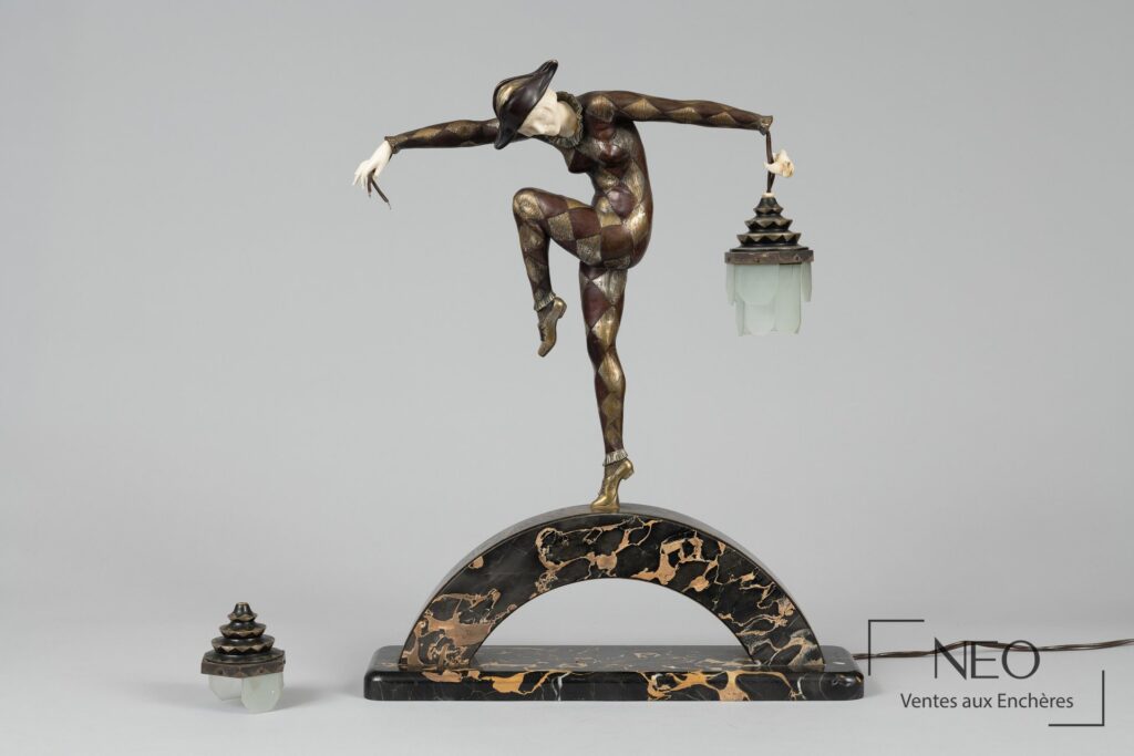 Figure d'Arlequin en bronze et ivoire sur socle en marbre veiné