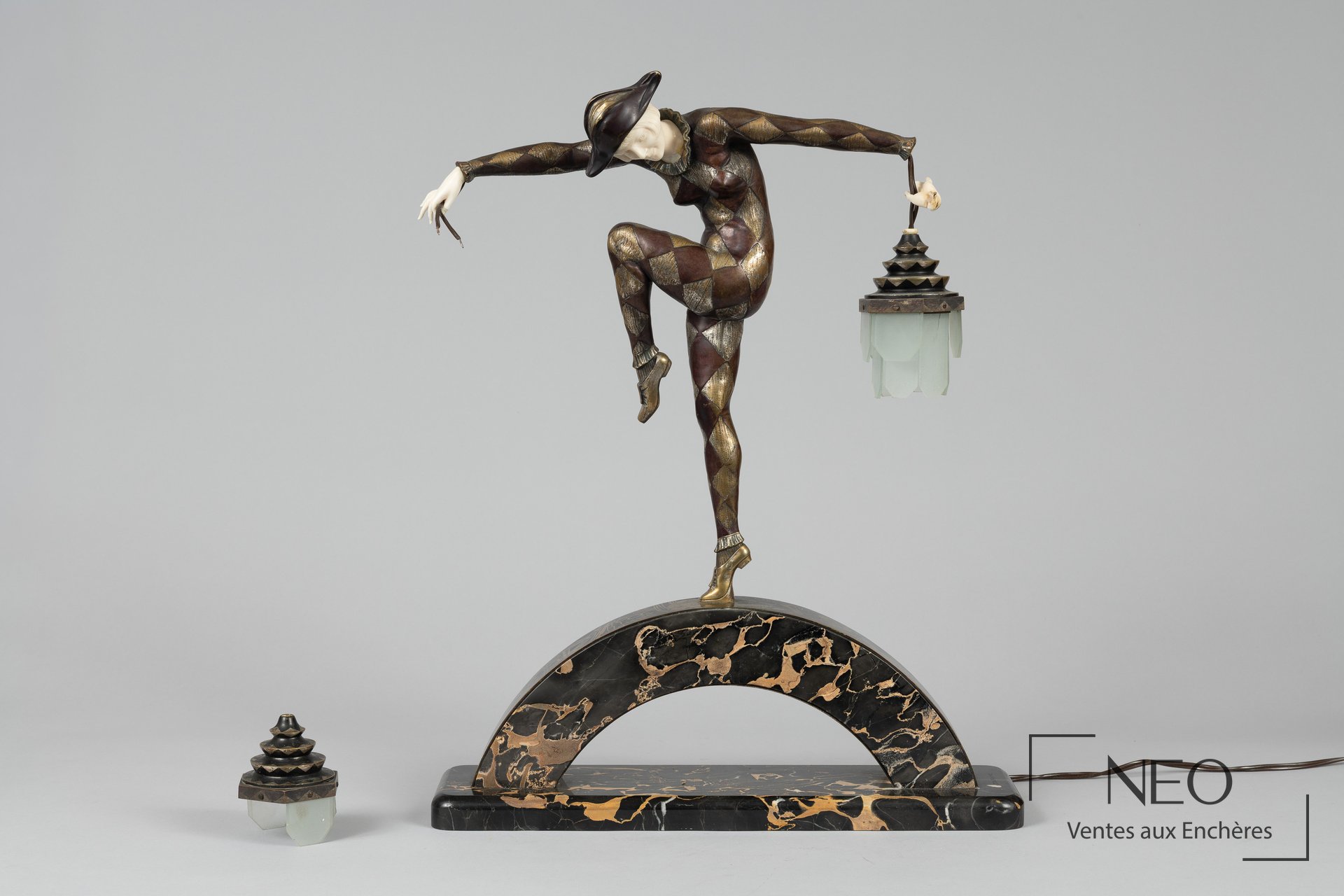 Figure d'Arlequin en bronze et ivoire sur socle en marbre veiné