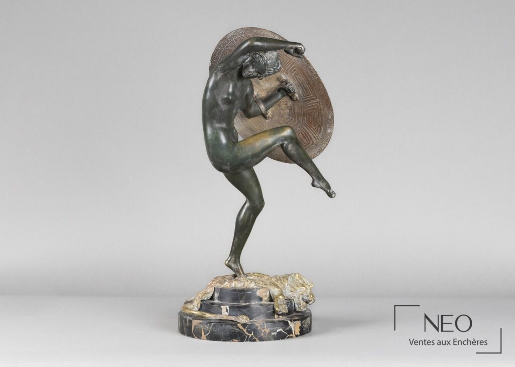 Sculpture en bronze d'Athéna debout sur un socle en marbre noir veiné