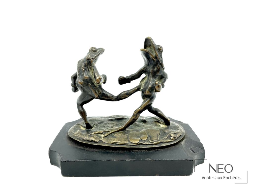 Sculpture en bronze représentant deux grenouilles dressées l'une face à l'autre sur un socle en pierre.