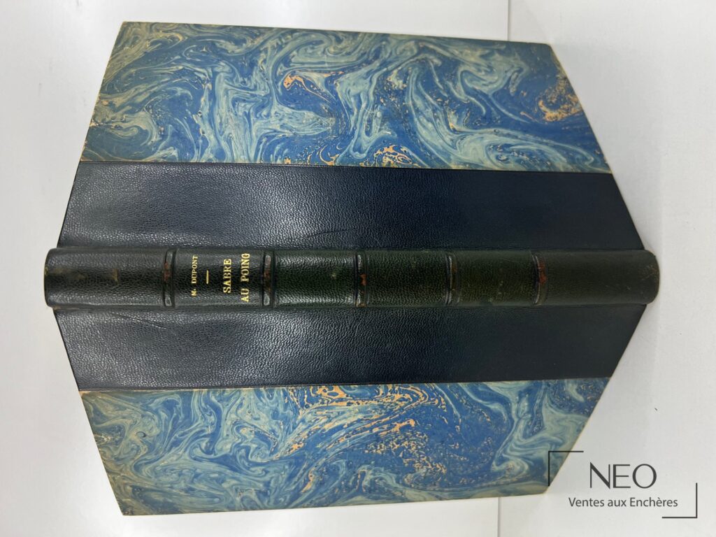Couverture marbrée bleue et noire avec dos en demi-chagrin noir