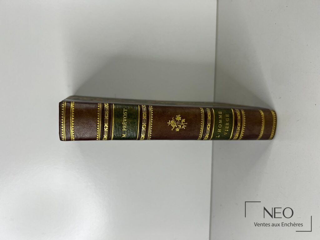 Dos d'un livre relié en demi basane avec décor doré et titre au dos