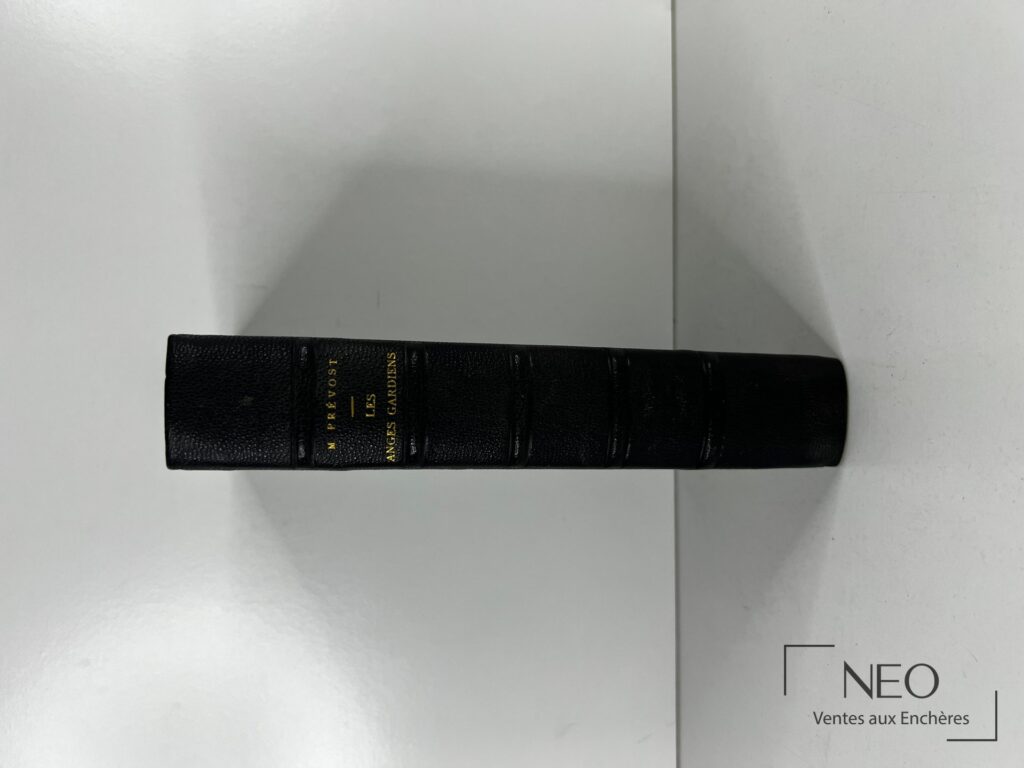 Dos en demi chagrin noir avec titres dorés et nerfs apparents