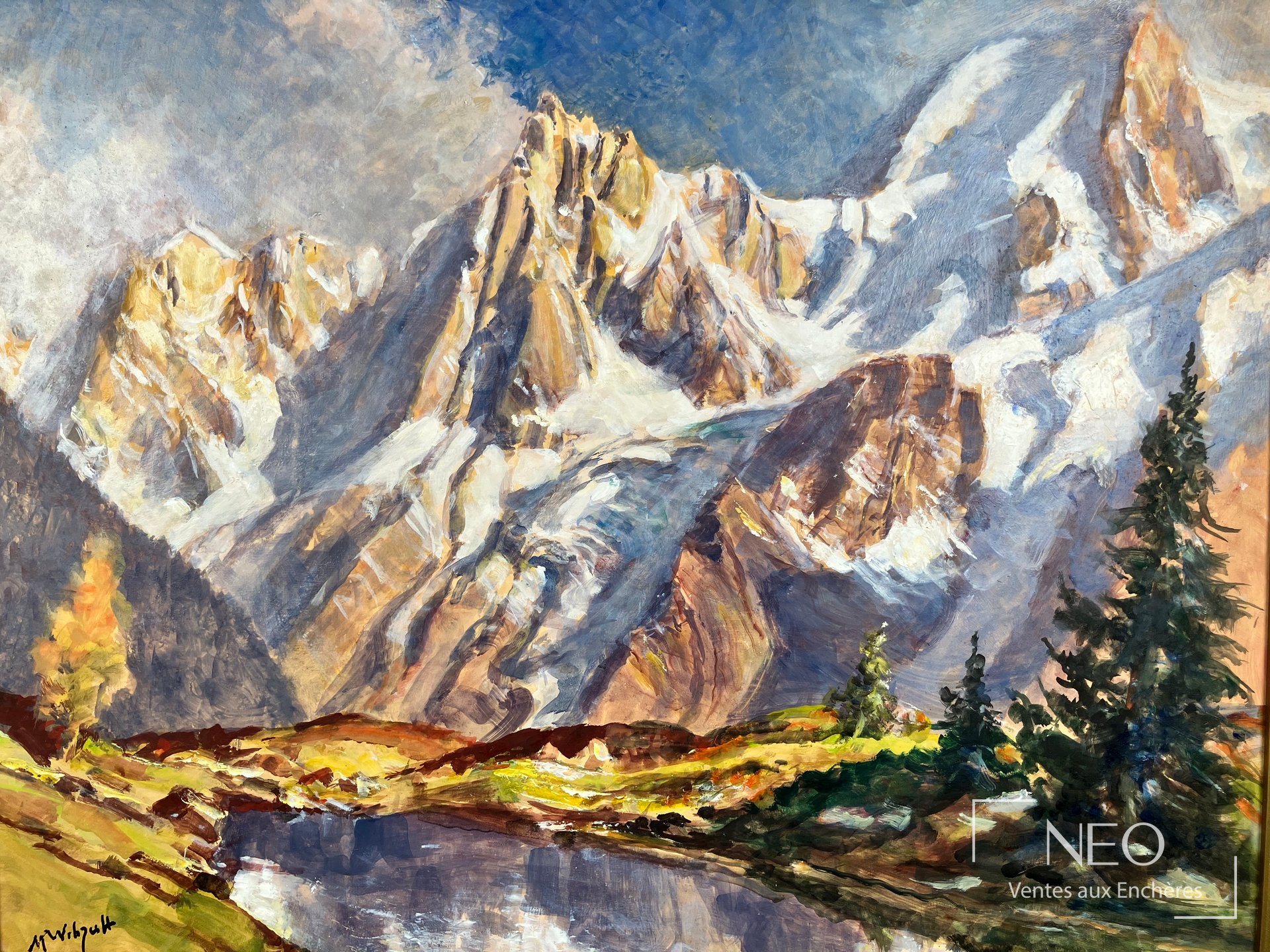 Paysage de montagnes enneigées avec lac au premier plan