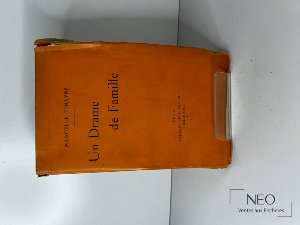 Couverture orange du livre Un drame de famille de Marcelle Tinayre.
