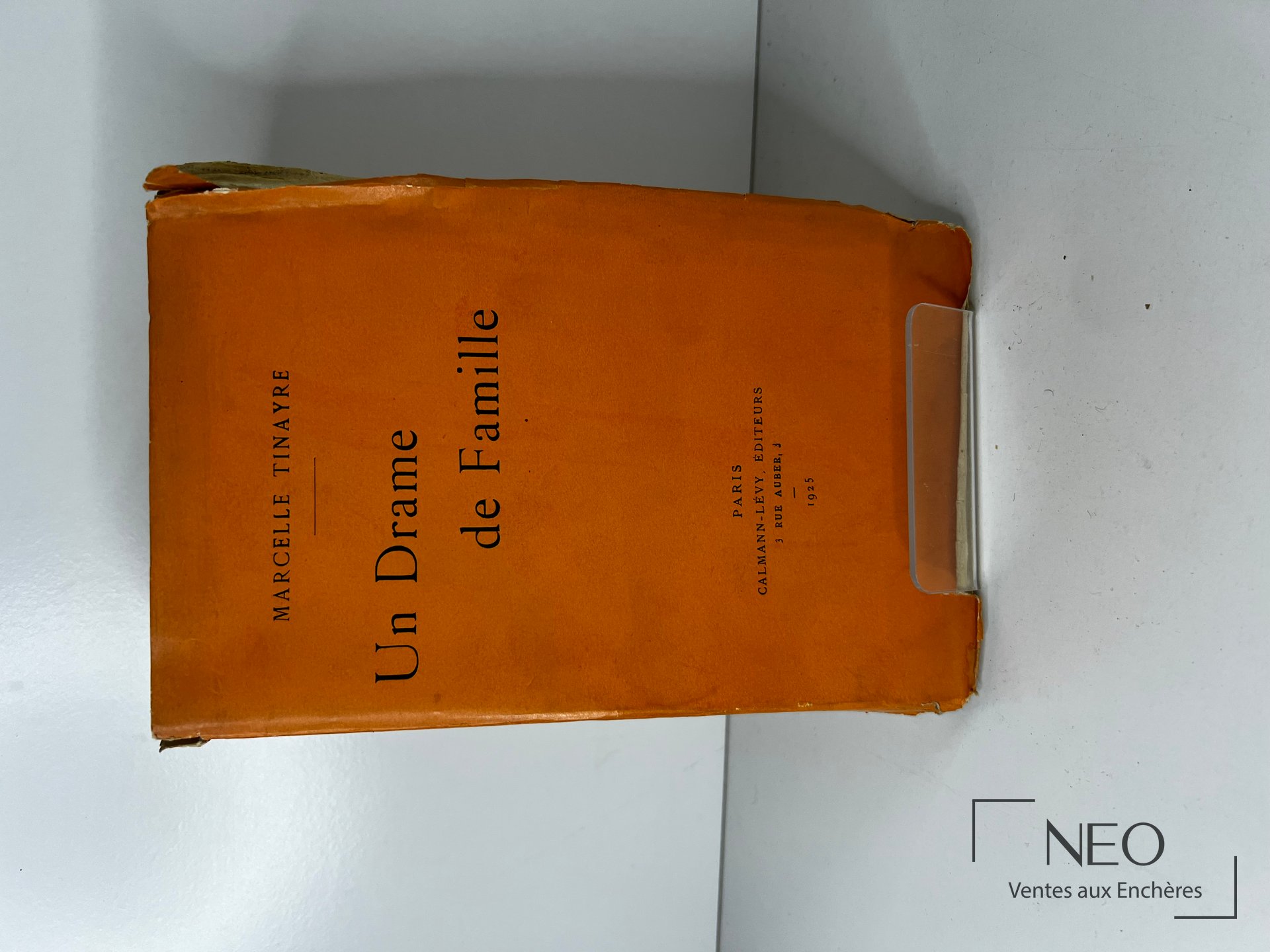 Couverture orange du livre Un drame de famille de Marcelle Tinayre.