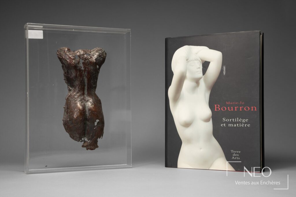 Épreuve en bronze de Marie-Josèphe Bourron présentée dans un protège-livre en plexiglas