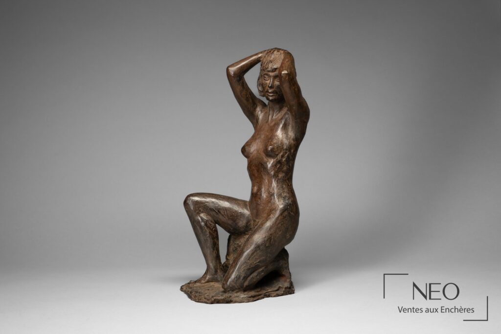 Sculpture en bronze représentant une figure féminine nue assise