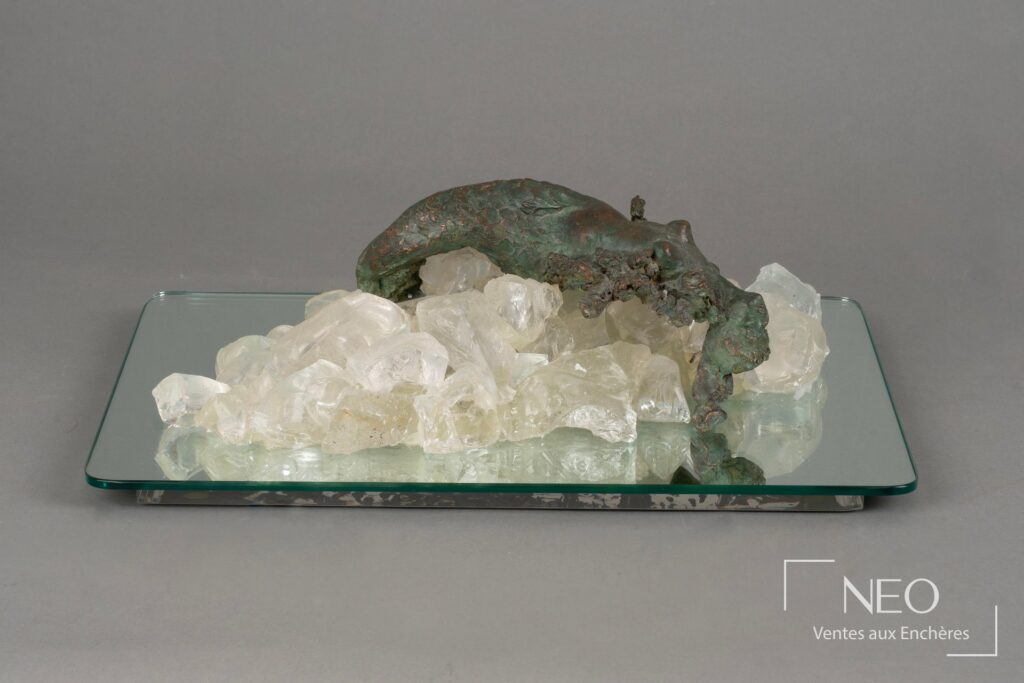 Sirène en bronze patiné vert sur un amas de quartz