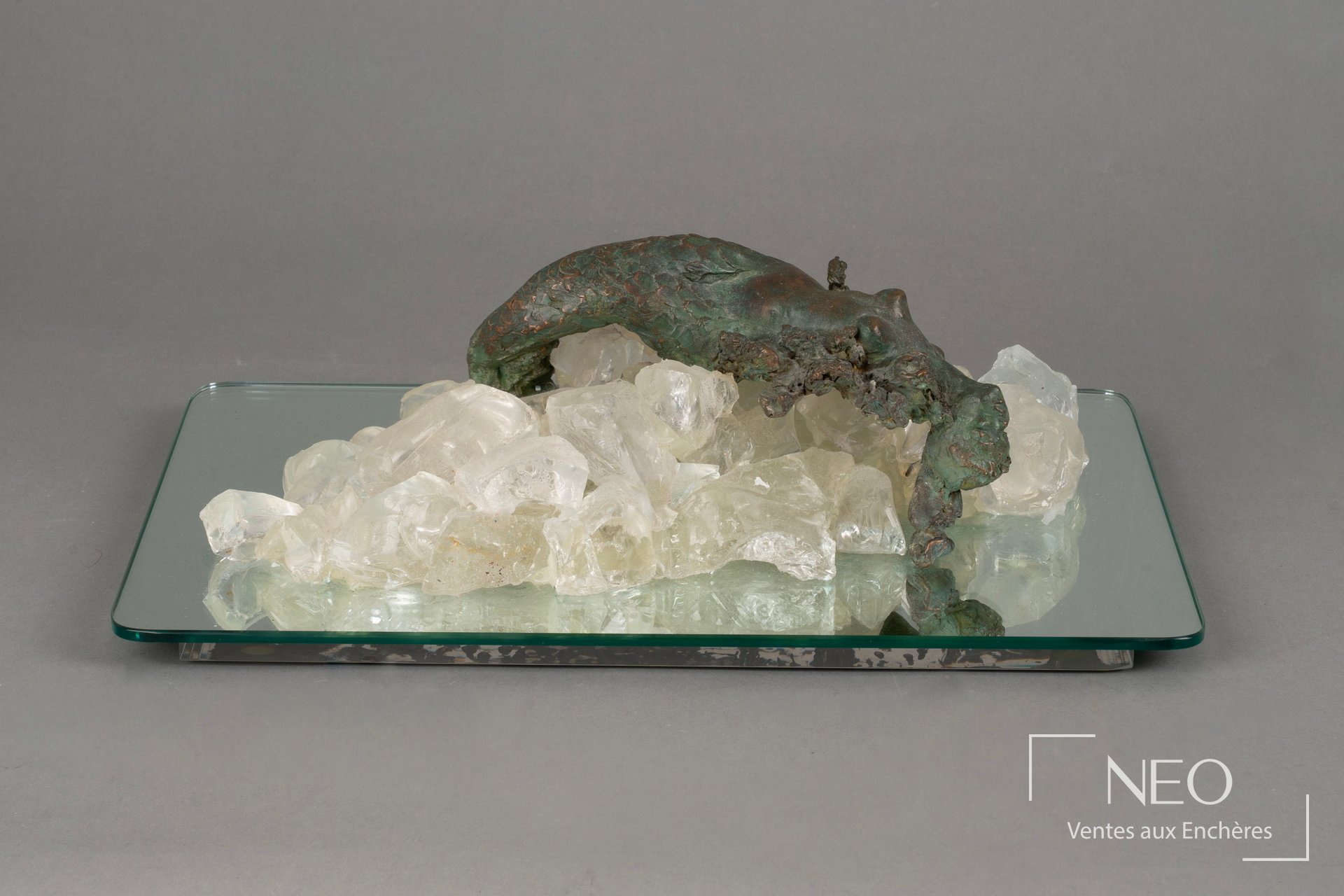 Sirène en bronze patiné vert sur un amas de quartz