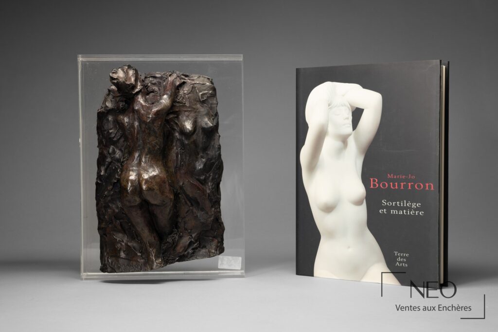 Épreuve en bronze de Marie-Josèphe Bourron présentée dans un protège-livre en plexiglas