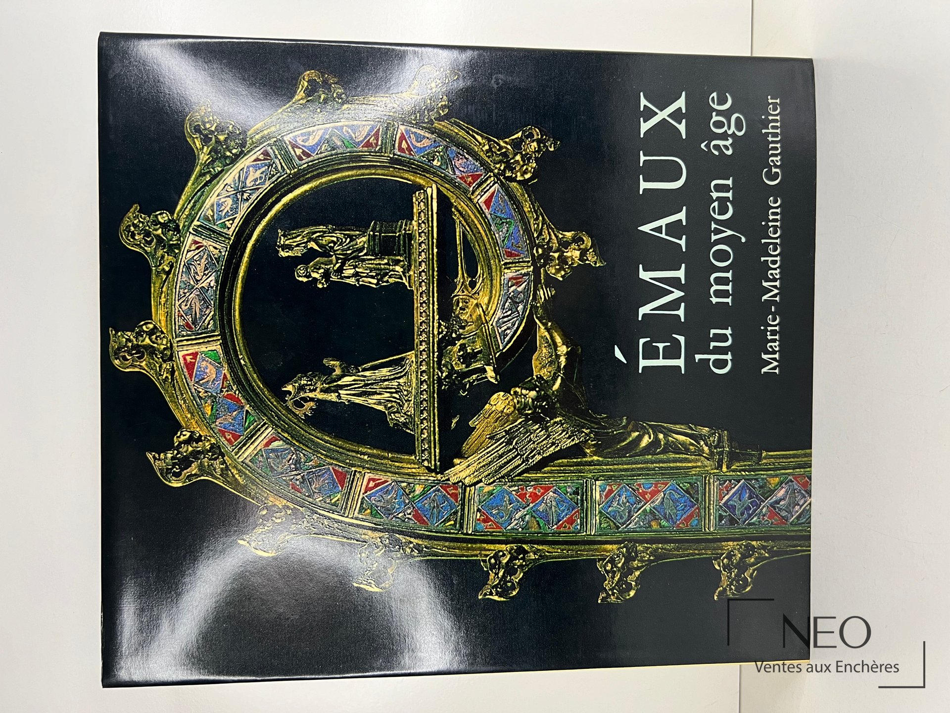 Couverture illustrée du livre Emaux du Moyen age de Marie-Madeleine Gauthier