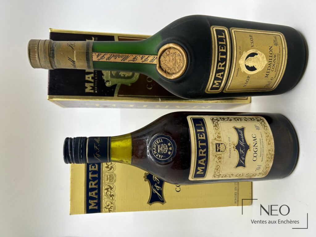 Deux bouteilles de cognac Martell avec leurs boîtes