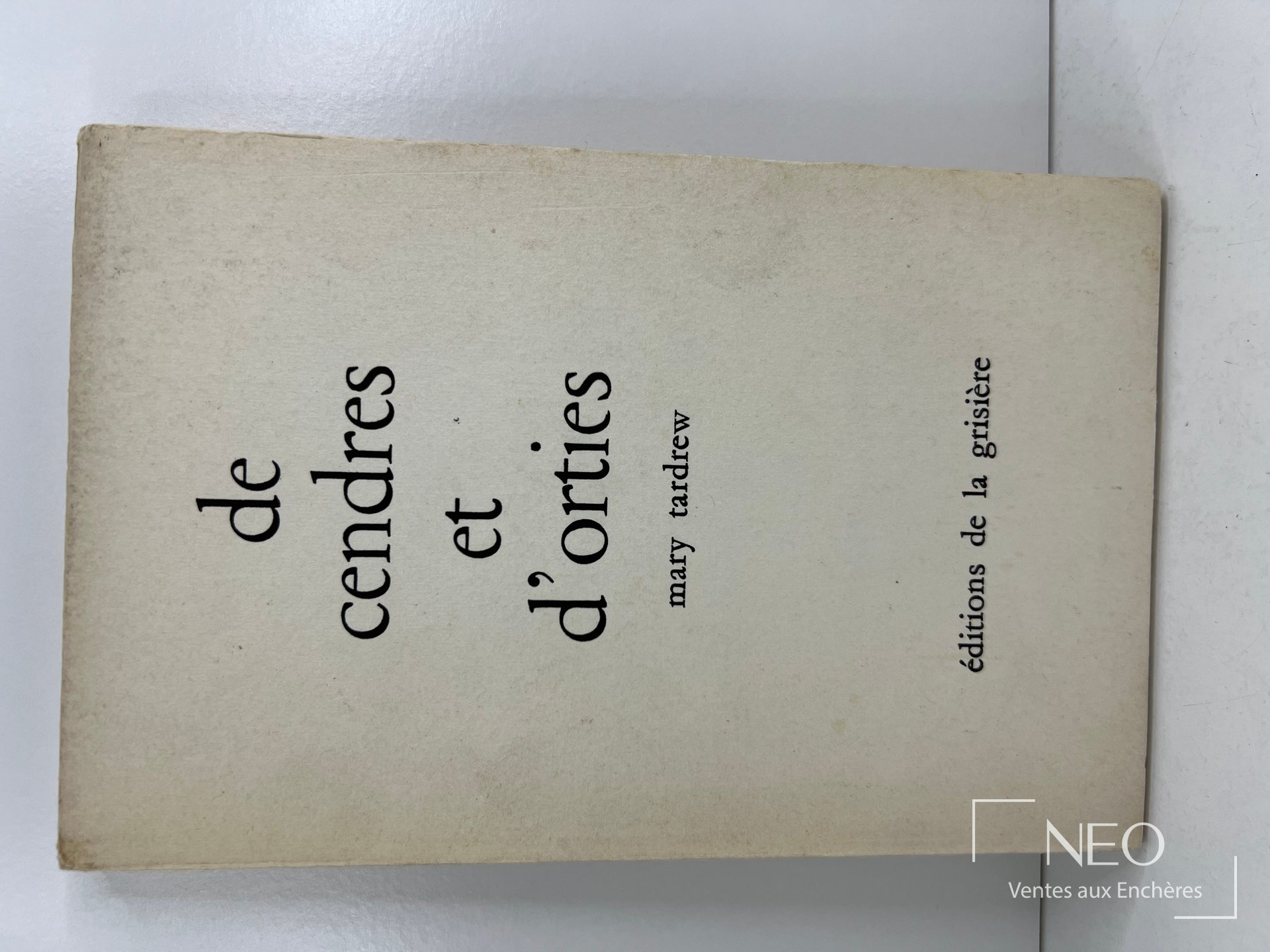 Couverture du livre De cendres et d'orties de Mary Tardrew.